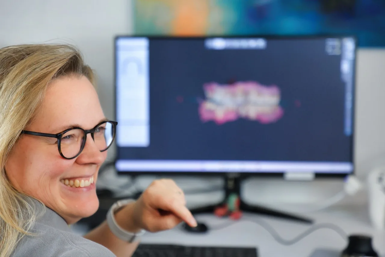 Mitarbeiterin im Zahngut-Labor bei der digitalen Gestaltung von Zahnersatz
